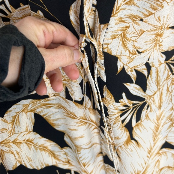 ROSE + OLIVE Black Ivory Smocked Floral Print Flutter Sleeve Blouse Size 1X - Picture 7 of 16